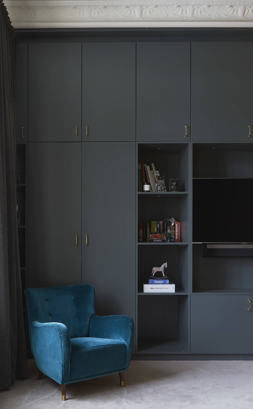 sovrum-platsbyggd-bokhylla